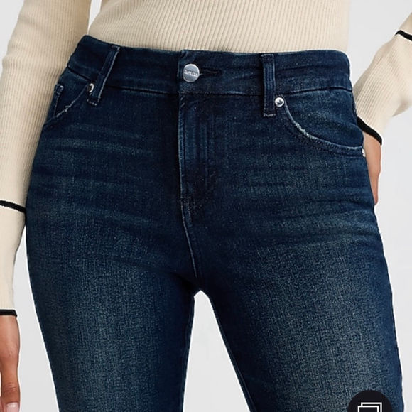 EXPRESS Mid Rise Dark Wash
Blue 70’s Flare Jeans Flex Medium Short 6/8/10 NWT - Picture 10 of 16